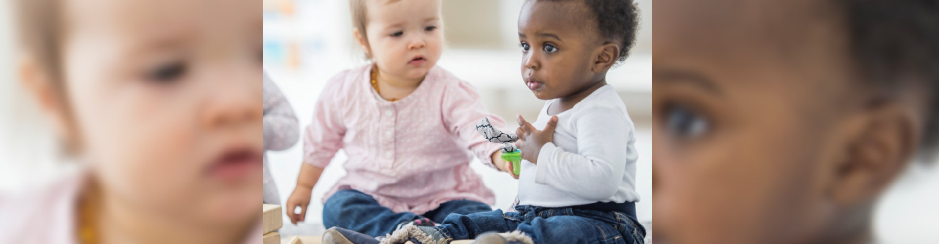 2 toddlers playing